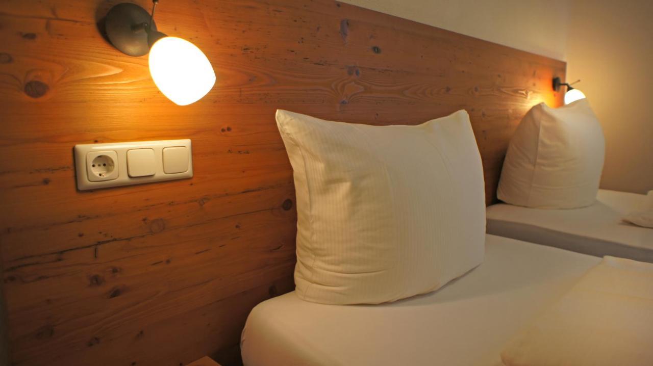 Hotel Heimfeld Restaurant Cafe Garching an Der Alz エクステリア 写真