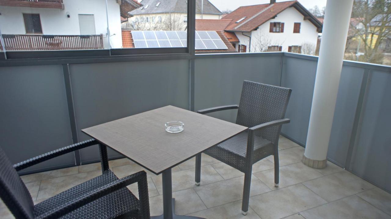 Hotel Heimfeld Restaurant Cafe Garching an Der Alz エクステリア 写真