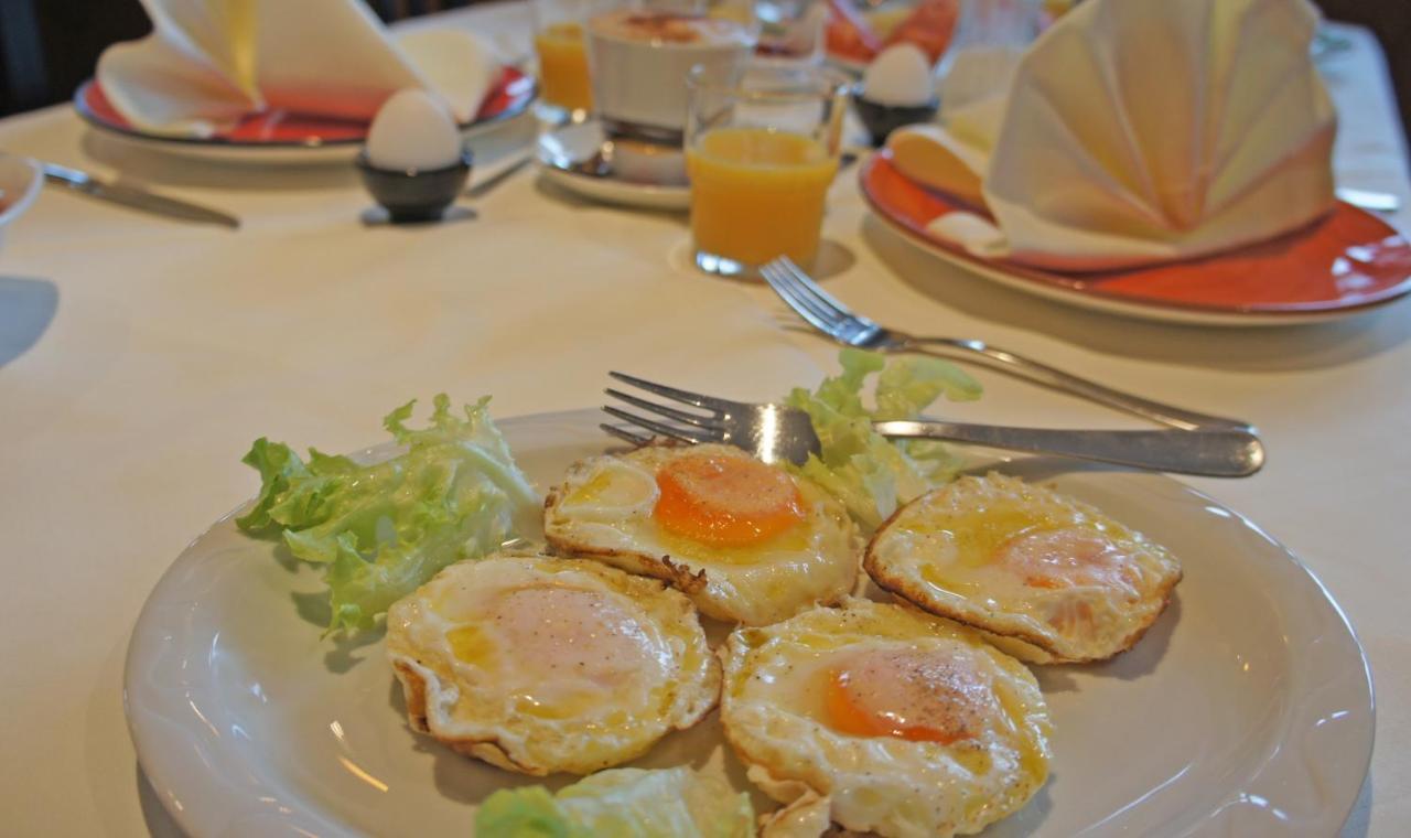 Hotel Heimfeld Restaurant Cafe Garching an Der Alz エクステリア 写真