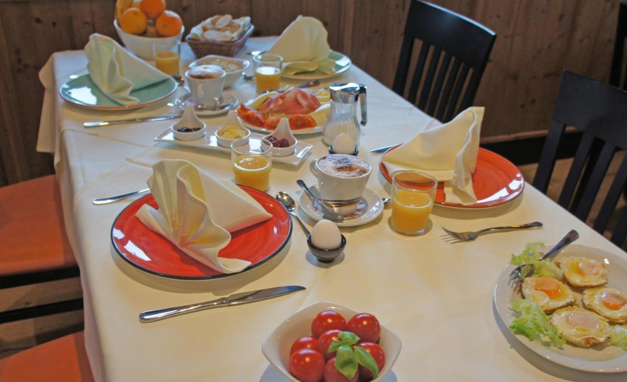Hotel Heimfeld Restaurant Cafe Garching an Der Alz エクステリア 写真