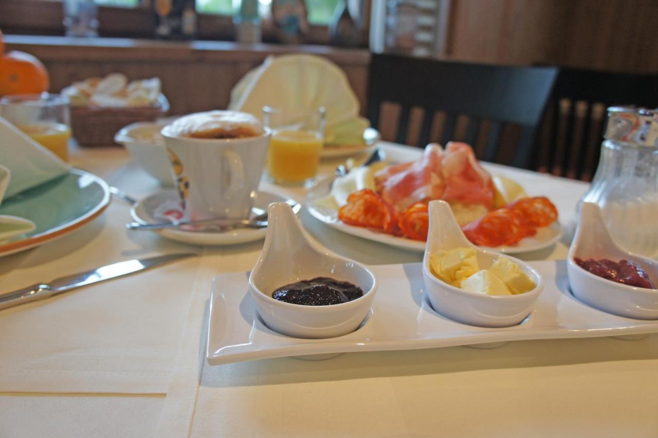 Hotel Heimfeld Restaurant Cafe Garching an Der Alz エクステリア 写真