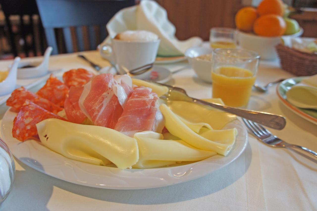 Hotel Heimfeld Restaurant Cafe Garching an Der Alz エクステリア 写真