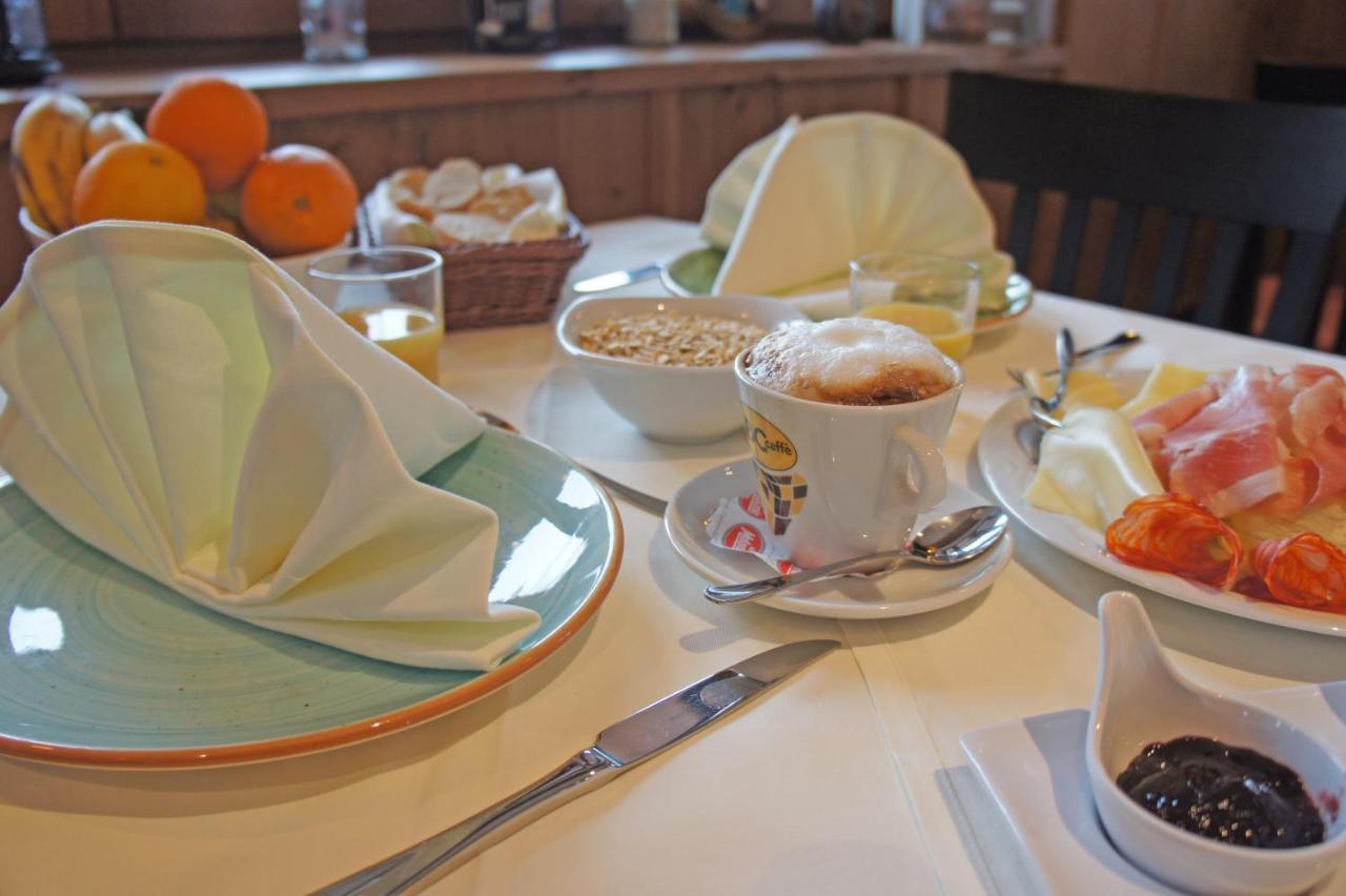 Hotel Heimfeld Restaurant Cafe Garching an Der Alz エクステリア 写真